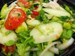 Khi chế biến salad, việc trộn dầu thực vật vào rau sống có tác dụng gì đối với sự hấp thu chất dinh dưỡng? Giải thích?