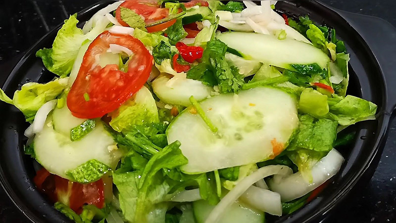 Khi chế biến salad, việc trộn dầu thực vật vào rau sống có tác dụng gì đối với sự hấp thu chất dinh dưỡng? Giải thích?